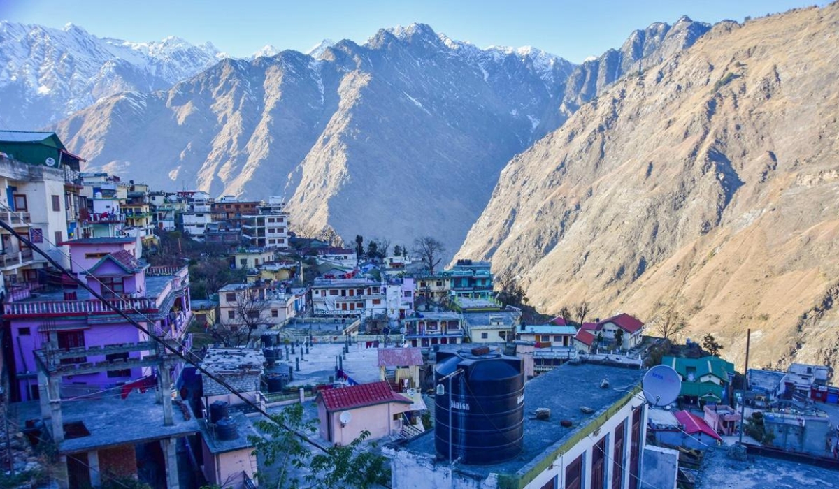 Sinking Land Forces Hundreds to Leave Indian Temple Town